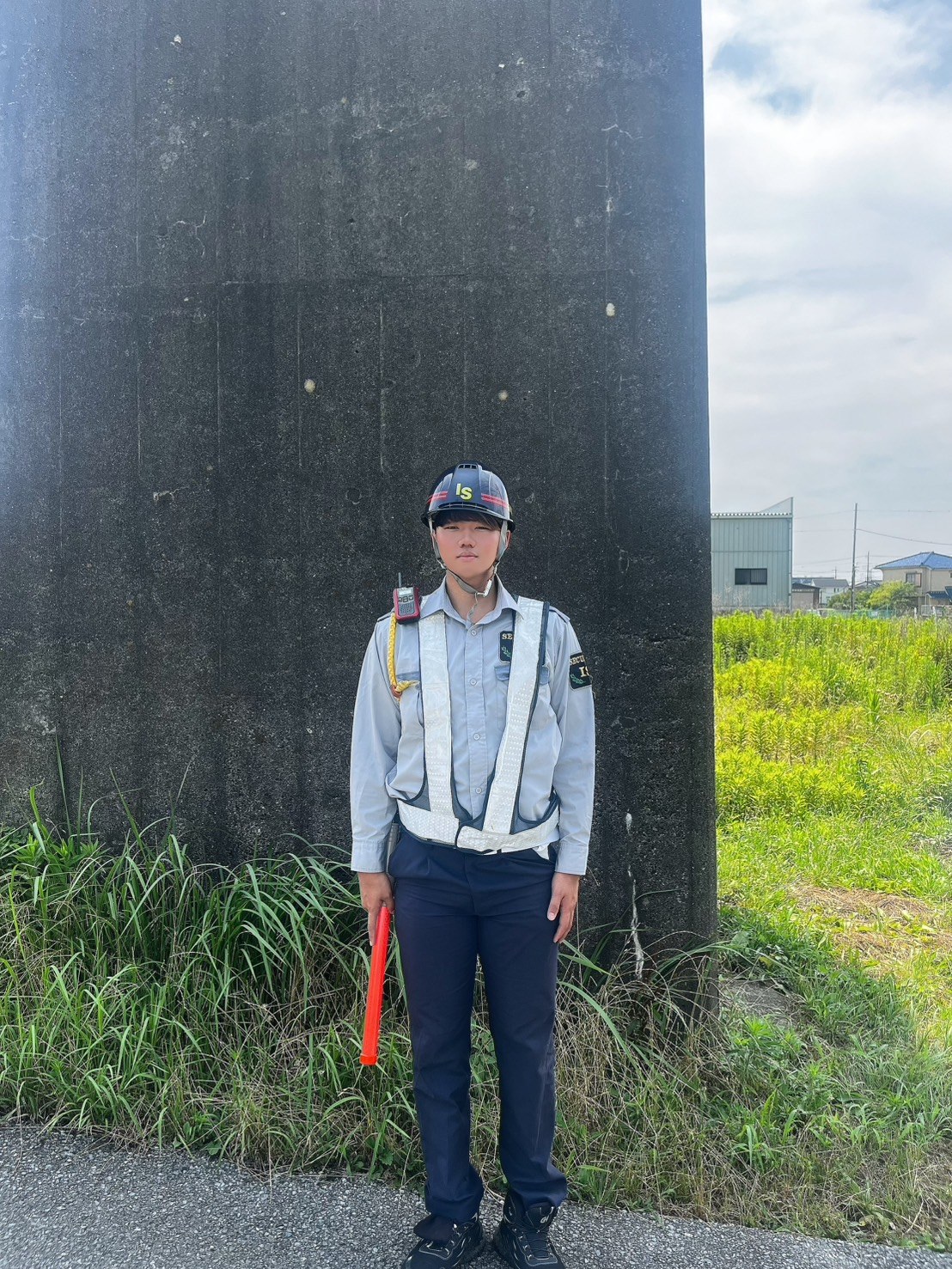 石川警備保障株式会社の制服を着用した警備員